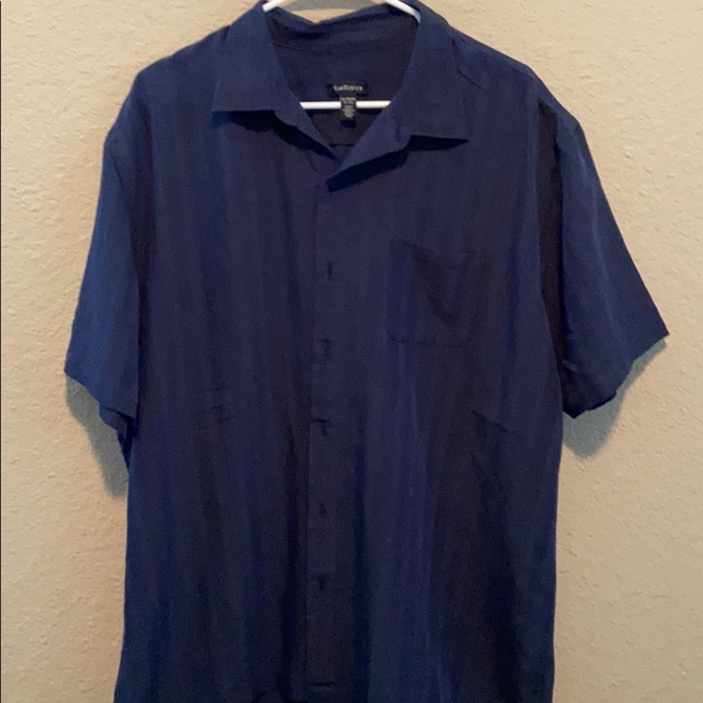 Men’s VanHeusen button up